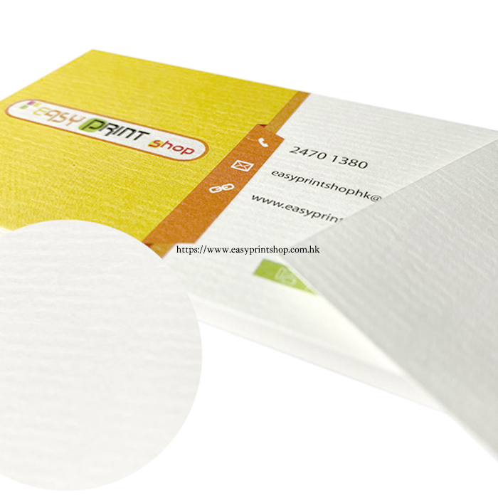 剛古咭片局部放大展示材料表面的天然紙張紋理 Close-up of Conqueror card showing natural paper texture